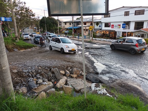 Cierre de vía a Pisojé por urbanizaciones sin control Cierre de vía a Pisojé por urbanizaciones sin control