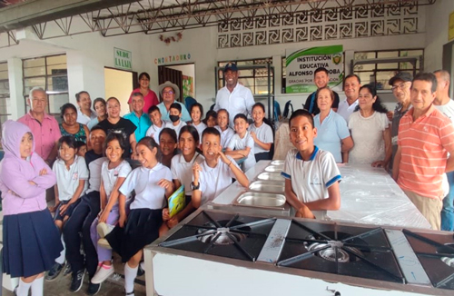 Estudiantes beneficiados con nuevo mobiliario.