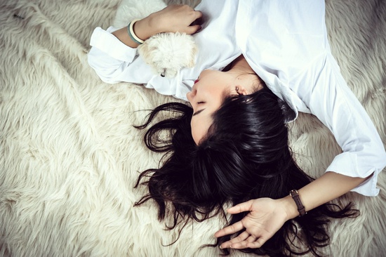 La risa como medicina, estudio confirma que ver comedia antes de dormir mejora el sueño