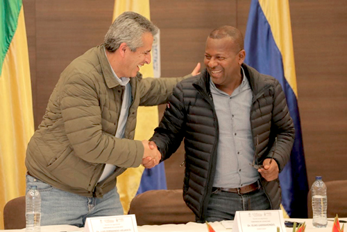 Velasco y Larrahondo ayudan a damnificados por lluvias