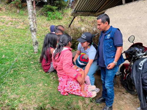 Niños indígenas en fuego cruzado