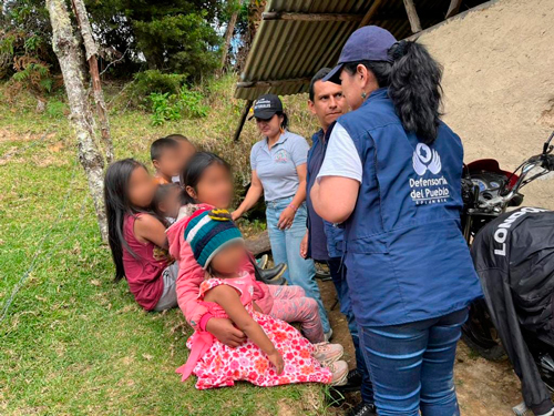 Niños indígenas en fuego cruzado