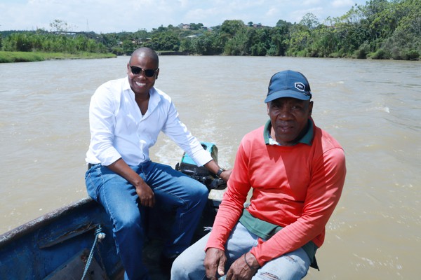 Pablo César Peña y su padre / Río Cauca, corregimiento La Balsa Pablo César Peña y su padre / Río Cauca, corregimiento La Balsa