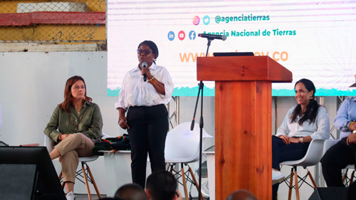 Vicepresidenta entregó tierras en el norte del Cauca. Vicepresidenta entregó tierras en el norte del Cauca.