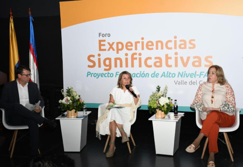 Gobernación del Valle financió estudios a 174 profesionales