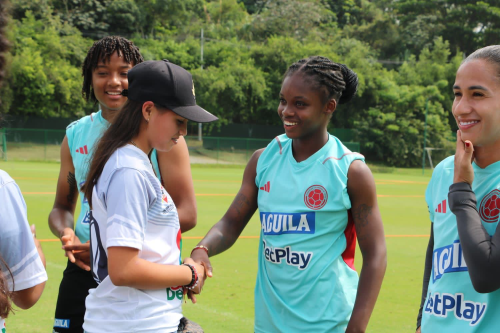 Niñas de Semilleros Deportivos conocen a la Selección Colombia Femenina Niñas de Semilleros Deportivos conocen a la Selección Colombia Femenina