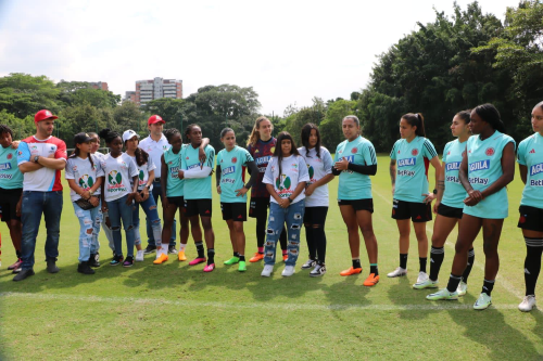 Niñas de Semilleros conocen a la Selección Colombia Niñas de Semilleros conocen a la Selección Colombia