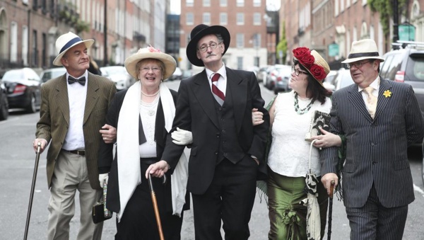 BLOOMSDAY Y TRES CARTAS COCHINAS BLOOMSDAY Y TRES CARTAS COCHINAS