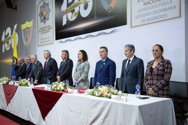 Gobierno y SCI condecoraron al ingeniero Julián Silva Tobar