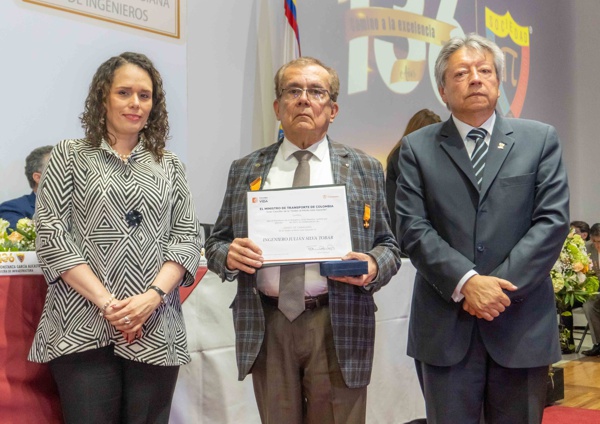 Gobierno y SCI condecoraron al ingeniero Julián Silva Tobar