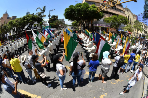Desfile patriótico conmemora 213 años de libertad en Colombia