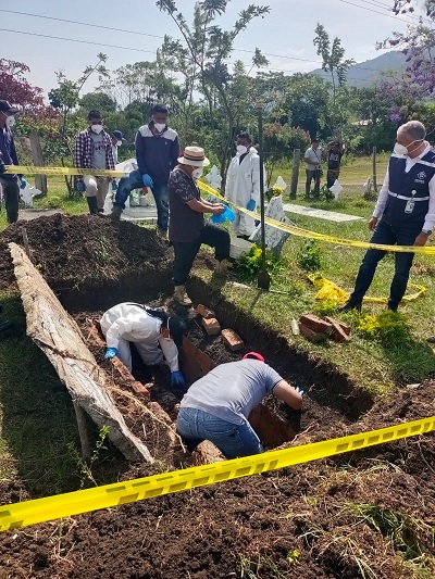 Exhuman cuerpos para sanar a la madre tierra y honrar a víctimas