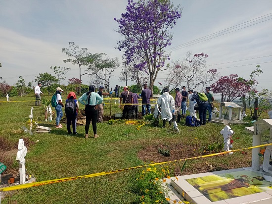 Exhuman cuerpos para sanar a la madre tierra y honrar a víctimas