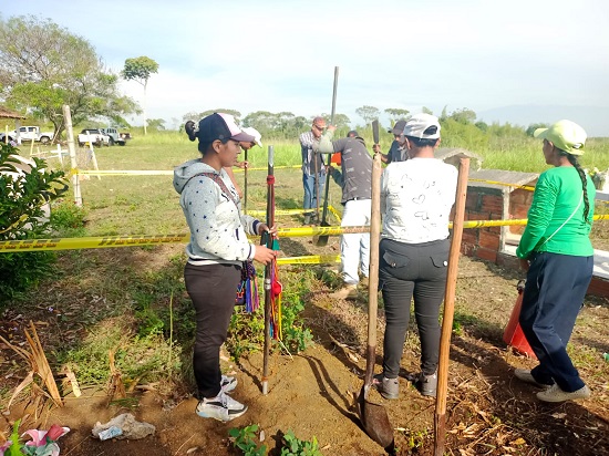 Exhuman cuerpos para sanar a la madre tierra y honrar a víctimas