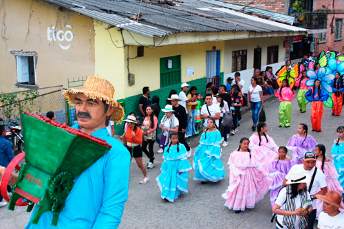 La tradición y la cultura se reflejan en la institución educativa. La tradición y la cultura se reflejan en la institución educativa.