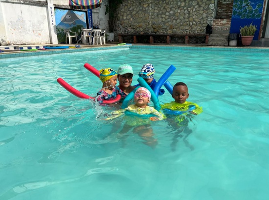 Niños que disfrutan de la natación en el Club de Natación Orcas - Santander de Quilichao