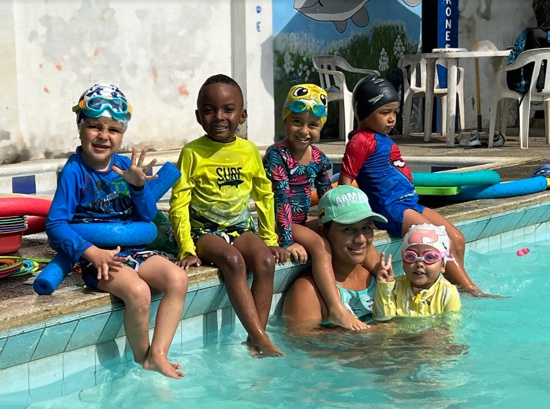 Niños que disfrutan de la natación en el Club de Natación Orcas - Santander de Quilichao