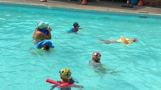Niños que disfrutan de la natación en el Club de Natación Orcas - Santander de Quilichao