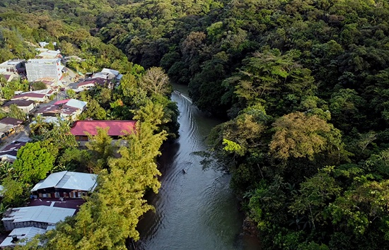 Las guardianas de los ríos del Chocó: defensoras de la vida y el territorio Las guardianas de los ríos del Chocó: defensoras de la vida y el territorio