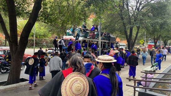 Manifestantes indígenas irrumpieron instalaciones de Semana en Bogotá Manifestantes indígenas irrumpieron instalaciones de Semana en Bogotá