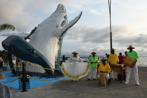 Buenaventura y su gigantesco monumento a las ballenas Buenaventura y su gigantesco monumento a las ballenas