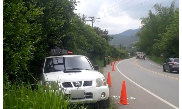 Roban vehículo y retienen a personal de la CEO en Cauca.