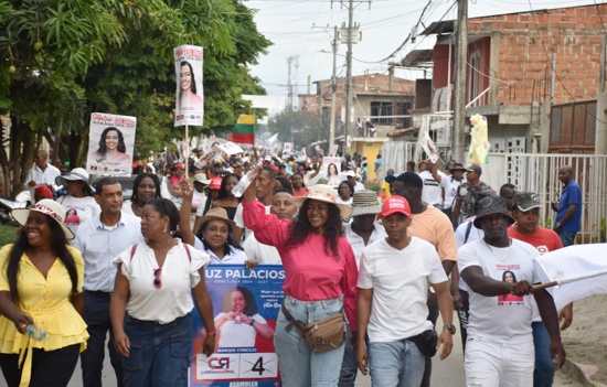 Cinco mil personas acompañaron a María Edis Dinas en su cierre de campaña Cinco mil personas acompañaron a María Edis Dinas en su cierre de campaña