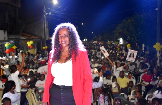 Cinco mil personas acompañaron a María Edis Dinas en su cierre de campaña Cinco mil personas acompañaron a María Edis Dinas en su cierre de campaña