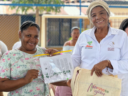Mujeres patianas cuentan con sus títulos de tierra Mujeres patianas cuentan con sus títulos de tierra
