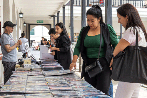 Ricardo Urrego y su libro El Baile en Popayán Ricardo Urrego y su libro El Baile en Popayán