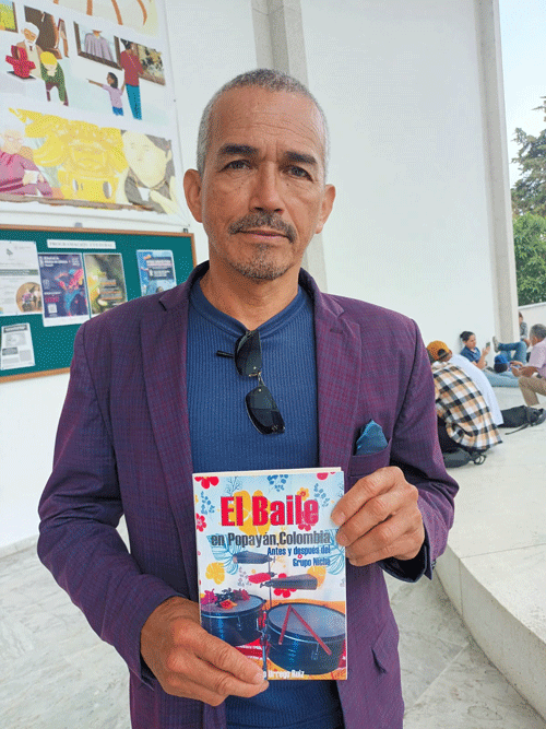 Ricardo Urrego y su libro El Baile en Popayán Ricardo Urrego y su libro El Baile en Popayán