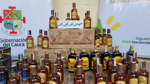 Botellas de ron y cigarrillos de contrabando incautadas
