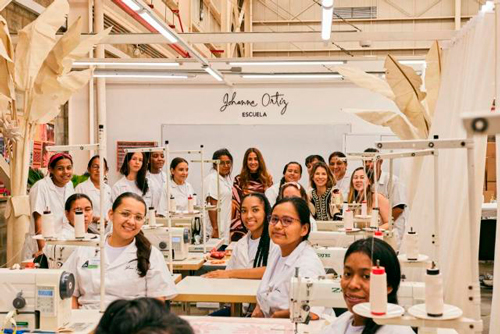 Tejiendo sueños: 17 mujeres certificadas en Alta Costura Tejiendo sueños: 17 mujeres certificadas en Alta Costura
