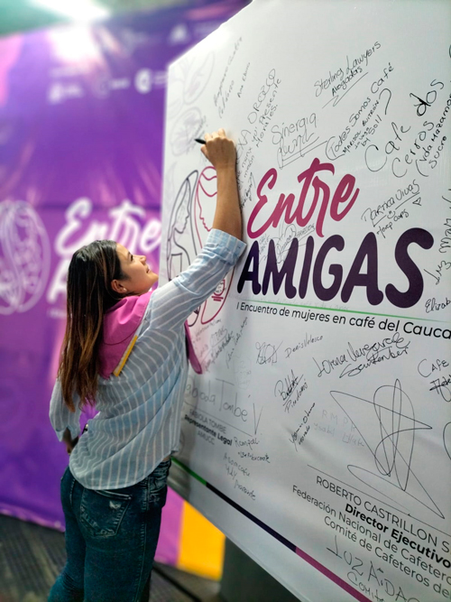 Entre Amigas: La primera red mujeres en café