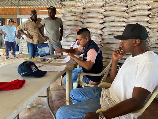 Entrega de insumos a los beneficiarios del proyecto de cultivo de yuca Entrega de insumos a los beneficiarios del proyecto de cultivo de yuca
