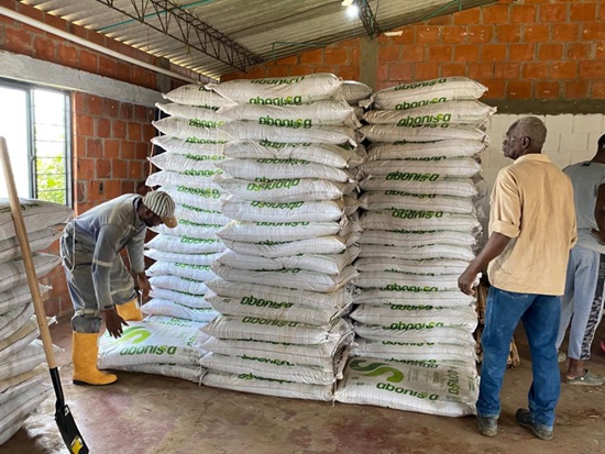 Entrega de insumos a los beneficiarios del proyecto de cultivo de yuca Entrega de insumos a los beneficiarios del proyecto de cultivo de yuca