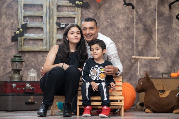 Octavio Guzmán y sus hijos.