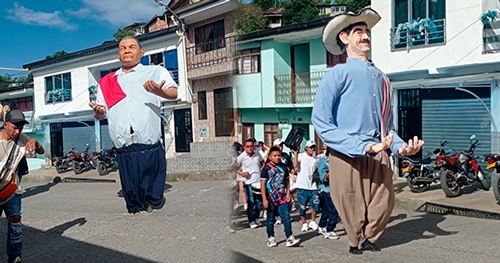 Los taitapuros o años viejos se pasean por las calles Los taitapuros o años viejos se pasean por las calles