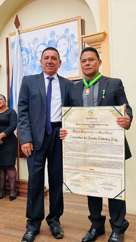 Cruz Comendador del Gran Cauca a gerente de la ESE Suroccidente