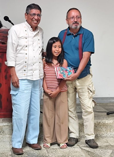 Coordinador de Cultura del Municipio, Cristóbal González Holguín Entrega de libros a la Biblioteca Pública de Santander de Quilichao por cuenta de Amanecer Arias, nieta de Jorge Sterling, quien con 8 años leyó impecablemente un fragmento de una de las historias. Recibe las obras el coordinador de Cultura del Municipio, Cristóbal González Holguín.