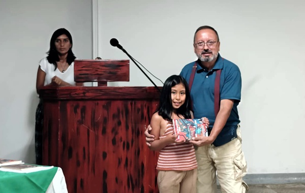 Coordinador de Cultura del Municipio, Cristóbal González Holguín Entrega de libros a la Biblioteca Pública de Santander de Quilichao por cuenta de Amanecer Arias, nieta de Jorge Sterling, quien con 8 años leyó impecablemente un fragmento de una de las historias. Recibe las obras el coordinador de Cultura del Municipio, Cristóbal González Holguín.