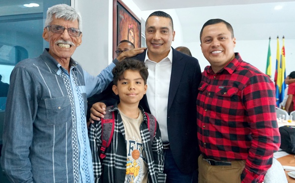 Octavio Guzmán con periodistas de Proclama del Cauca y Proclama-Junior. Octavio Guzmán con periodistas de Proclama del Cauca y Proclama-Junior.
