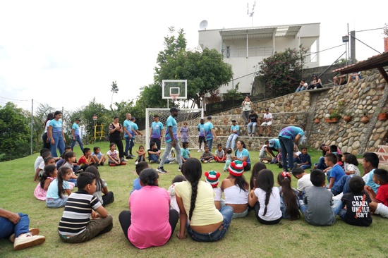 Quilirruners alegra la navidad de niños en Santander de Quilichao - Regalando Sonrisas