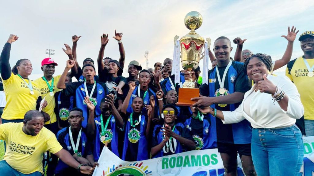 Vicepresidenta y Mindeporte clausuraron torneo de fútbol en Puerto Tejada Vicepresidenta y Mindeporte clausuraron torneo de fútbol en Puerto Tejada