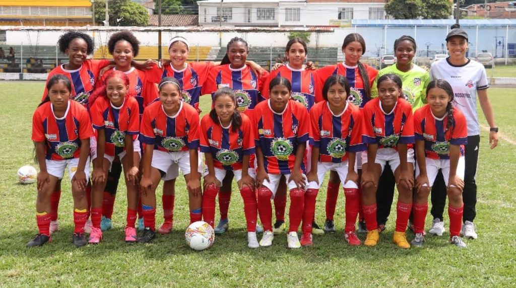Vicepresidenta y Mindeporte clausuraron torneo de fútbol en Puerto Tejada