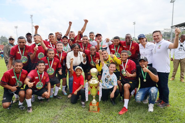 Vicepresidenta y Mindeporte clausuraron torneo de fútbol en Puerto Tejada Vicepresidenta y Mindeporte clausuraron torneo de fútbol en Puerto Tejada
