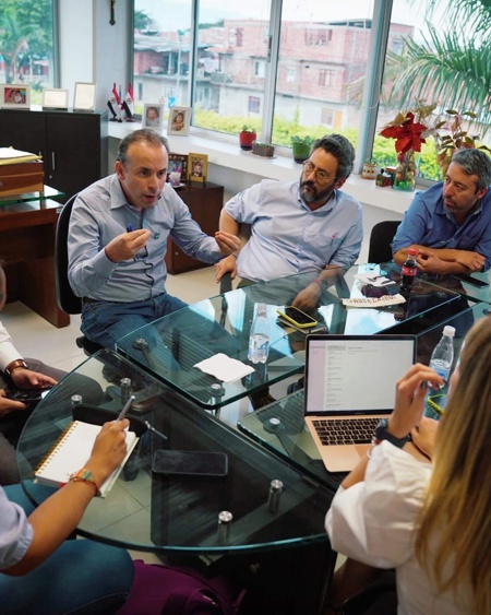 Alejandro Eder empieza limpiando y ordenando la casa