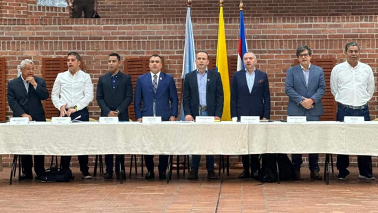 Alejandro Eder empieza limpiando y ordenando la casa