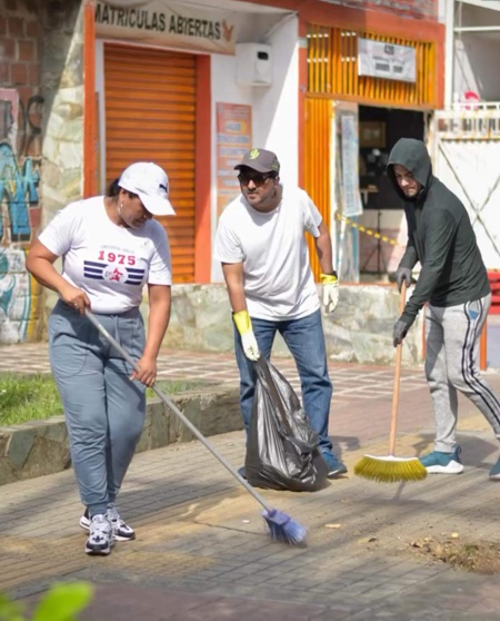 Alejandro Eder empieza limpiando y ordenando la casa