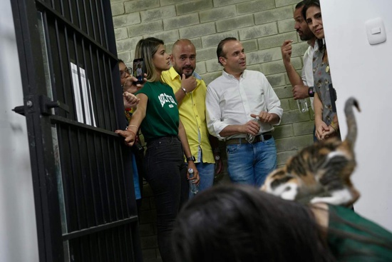 Alejandro Eder empieza limpiando y ordenando la casa